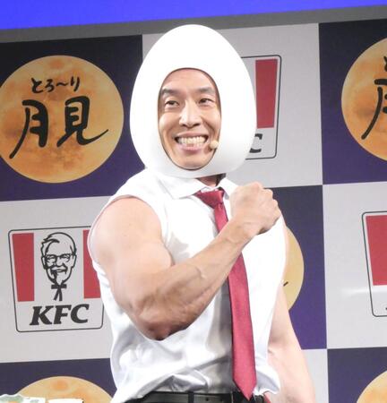 　ポーズを決めて満面の笑みを見せるなかやまきんに君