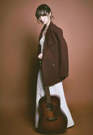 　全世界配信シングルをリリースしたニキ・アズラ