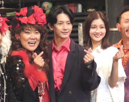 　舞台「ジャニス」のゲネプロ取材会を行った（左から）山田邦子、橋本祥平、花音