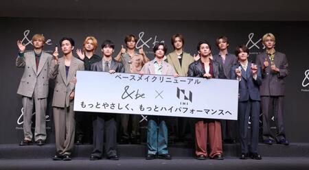 　ポーズを決めるＩＮＩの（前列左から）池崎理人、木村柾哉、藤牧京介、西洸人、高塚大夢、（後列同）尾崎匠海、松田迅、後藤威尊、佐野雄大、許豊凡、田島将吾（撮影・佐々木彰尚）