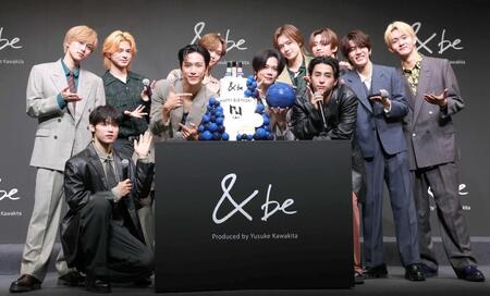 　誕生日ケーキを贈られた池﨑理人（中央左）と藤牧京介（同右）を囲むＩＮＩ（撮影・佐々木彰尚）