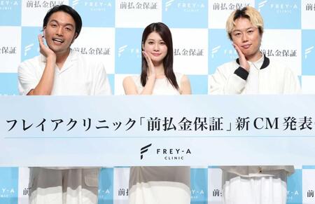 　生見愛瑠（中央）と見取り図・盛山晋太郎（左）、リリー