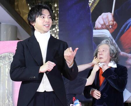 　古田新太（右）が汗をふく間、場をつなぐ山田裕貴（撮影・佐々木彰尚）