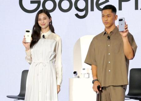 　ほほ笑む中条あやみ（左）と小田凱人選手