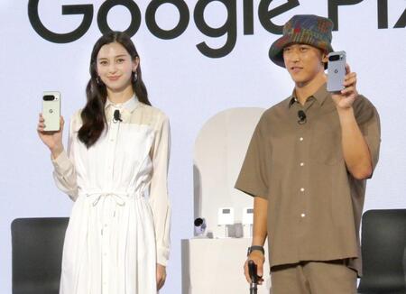 　小田凱人選手（右）と登壇した中条あやみ