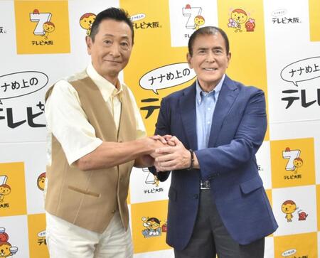 　会見に出席した三田村邦彦（左）と伊吹吾郎