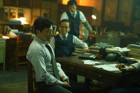 ©　２０２４　ＮＥＸＴ　ＥＮＴＥＲＴＡＩＮＭＥＮＴ　ＷＯＲＬＤ　＆　ＰＡＰＡＳ　ＦＩＬＭ　＆　ＯＳＣＡＲ１０ＳＴＵＤＩＯ．　Ａｌｌ　Ｒｉｇｈｔｓ　Ｒｅｓｅｒｖｅｄ．韓国映画「大統領暗殺裁判　１６日間の真実」スチールカット