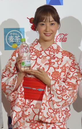 　水分補強啓発イベントに浴衣で登場した藤本美貴