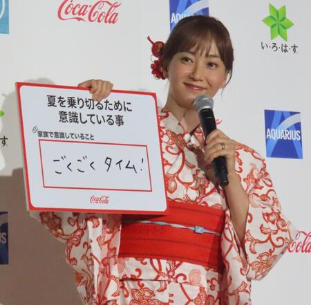 　水分補給啓発イベントに浴衣で登場した藤本美貴