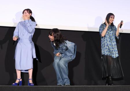 　松山ケンイチのサプライズ登場に驚く（左から）前田亜季、ペ・ドゥナ、香椎由宇（撮影・石井剣太郎）