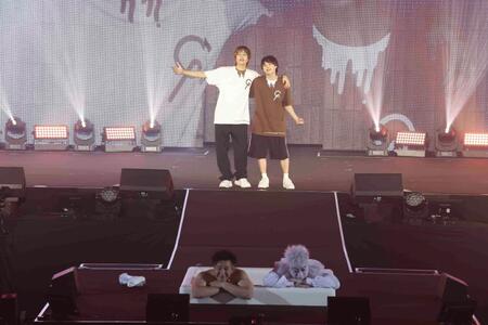 　チョコレートプラネット（下段）の結成20周年記念公演にサプライズ登場した八乙女光（左）と有岡大貴©吉本興業