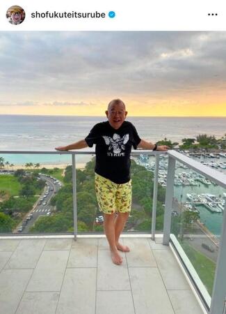 　ハワイでリラックスした笑顔を見せる鶴瓶。２４年１２月２７日付のインスタグラム＠ｓｈｏｆｕｋｕｔｅｉｔｓｕｒｕｂｅより