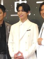 　撮影に応じる影山拓也