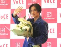 　花束を持ち笑顔で手を振る川村壱馬