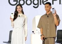 　ほほ笑む中条あやみ（左）と小田凱人選手