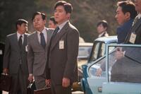 ©　２０２４　ＮＥＸＴ　ＥＮＴＥＲＴＡＩＮＭＥＮＴ　ＷＯＲＬＤ　＆　ＰＡＰＡＳ　ＦＩＬＭ　＆　ＯＳＣＡＲ１０ＳＴＵＤＩＯ．　Ａｌｌ　Ｒｉｇｈｔｓ　Ｒｅｓｅｒｖｅｄ．韓国映画「大統領暗殺裁判　１６日間の真実」スチールカット