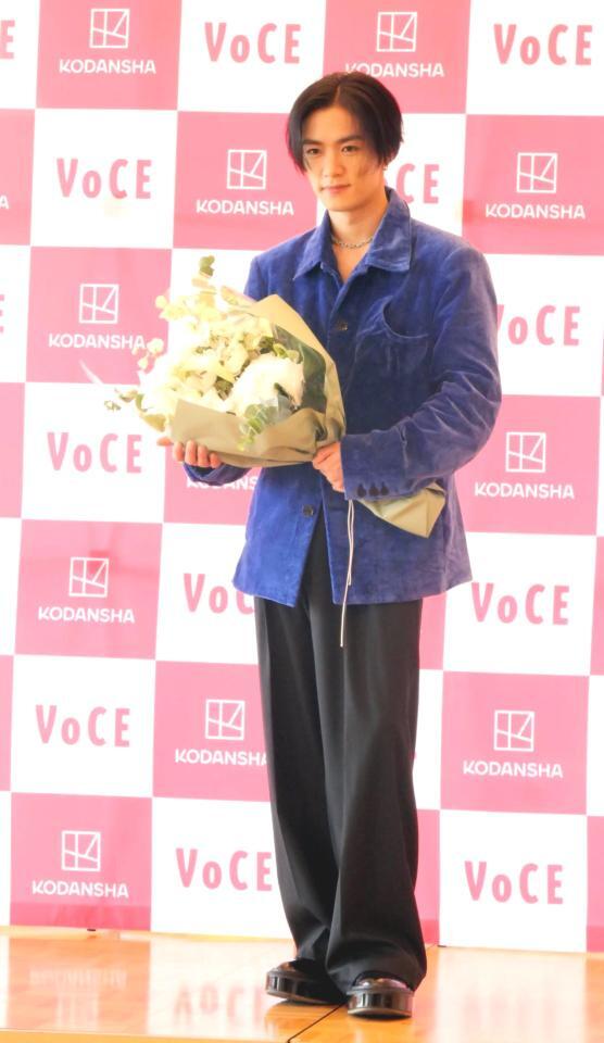 　花束を手に会見に出席した川村壱馬
