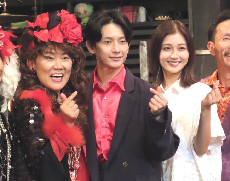 　舞台「ジャニス」のゲネプロ取材会を行った（左から）山田邦子、橋本祥平、花音