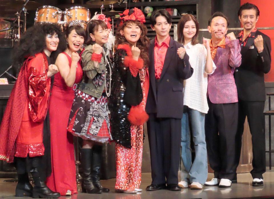 　（左から）藤田記子、小林美江、山像かおり、山田邦子、橋本祥平、花音、海老澤英紀、水谷あつし