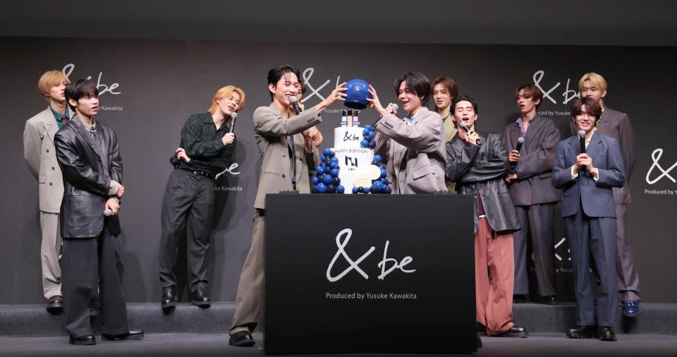 　ケーキをプレゼントされたＩＮＩの池崎理人（中央左）と藤牧京介（同右）＝撮影・佐々木彰尚