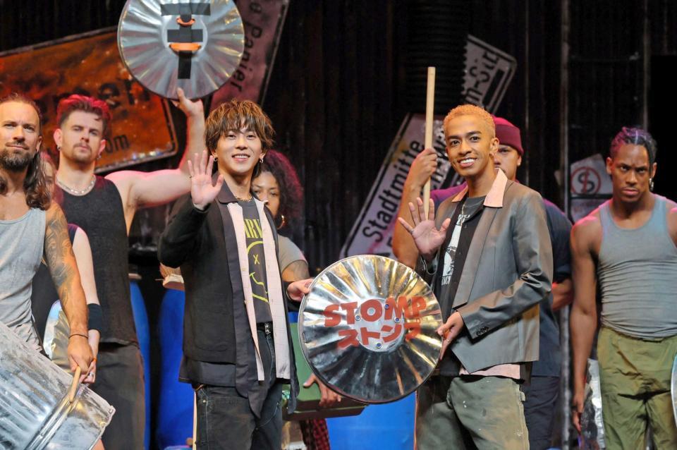 　手を振る末澤誠也（中央左）と草間リチャード敬太（同右）＝撮影・棚橋慶太