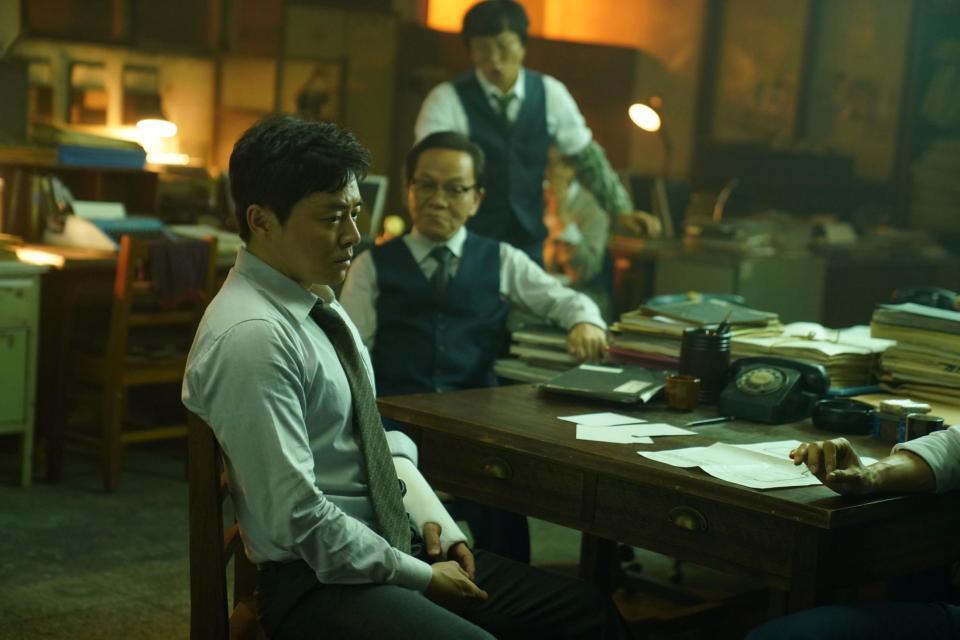 ©　２０２４　ＮＥＸＴ　ＥＮＴＥＲＴＡＩＮＭＥＮＴ　ＷＯＲＬＤ　＆　ＰＡＰＡＳ　ＦＩＬＭ　＆　ＯＳＣＡＲ１０ＳＴＵＤＩＯ．　Ａｌｌ　Ｒｉｇｈｔｓ　Ｒｅｓｅｒｖｅｄ．韓国映画「大統領暗殺裁判　１６日間の真実」スチールカット