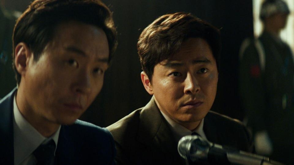 ©　２０２４　ＮＥＸＴ　ＥＮＴＥＲＴＡＩＮＭＥＮＴ　ＷＯＲＬＤ　＆　ＰＡＰＡＳ　ＦＩＬＭ　＆　ＯＳＣＡＲ１０ＳＴＵＤＩＯ．　Ａｌｌ　Ｒｉｇｈｔｓ　Ｒｅｓｅｒｖｅｄ．韓国映画「大統領暗殺裁判　１６日間の真実」スチールカット