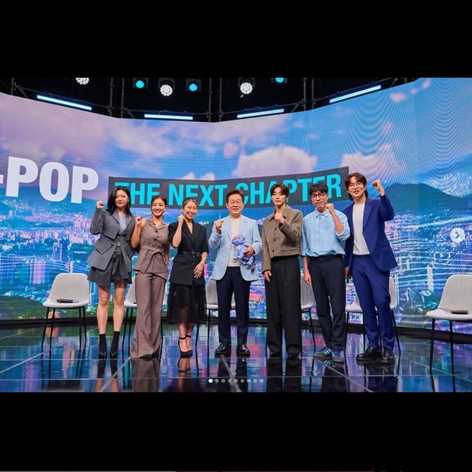 　李在明大統領の公式インスタグラム＠２＿ｊａｅｍｙｕｎｇより　Ｎｅｔｆｌｉｘ　（左から）ＴＷＩＣＥ・ジョンヨン、ジヒョ、マギー・カン監督、李在明大統領