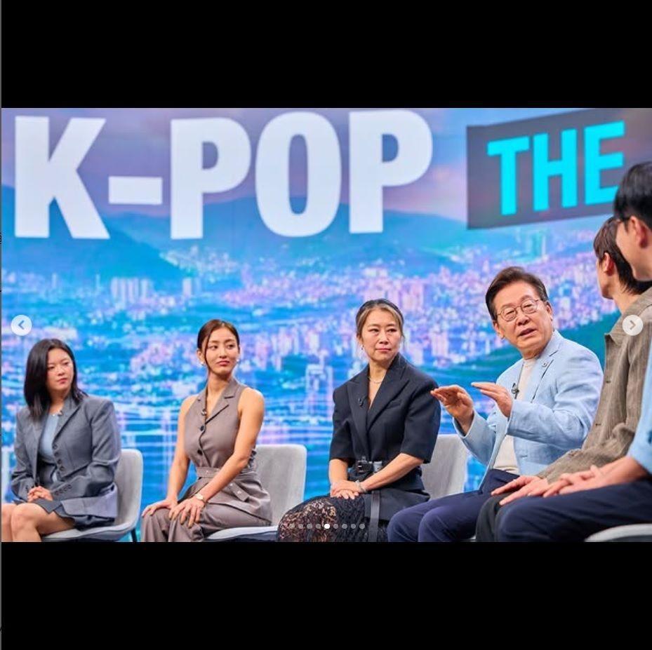 　李在明大統領の公式インスタグラム＠２＿ｊａｅｍｙｕｎｇより　Ｎｅｔｆｌｉｘ　（左から）ＴＷＩＣＥ・ジョンヨン、ジヒョ、マギー・カン監督、李在明大統領