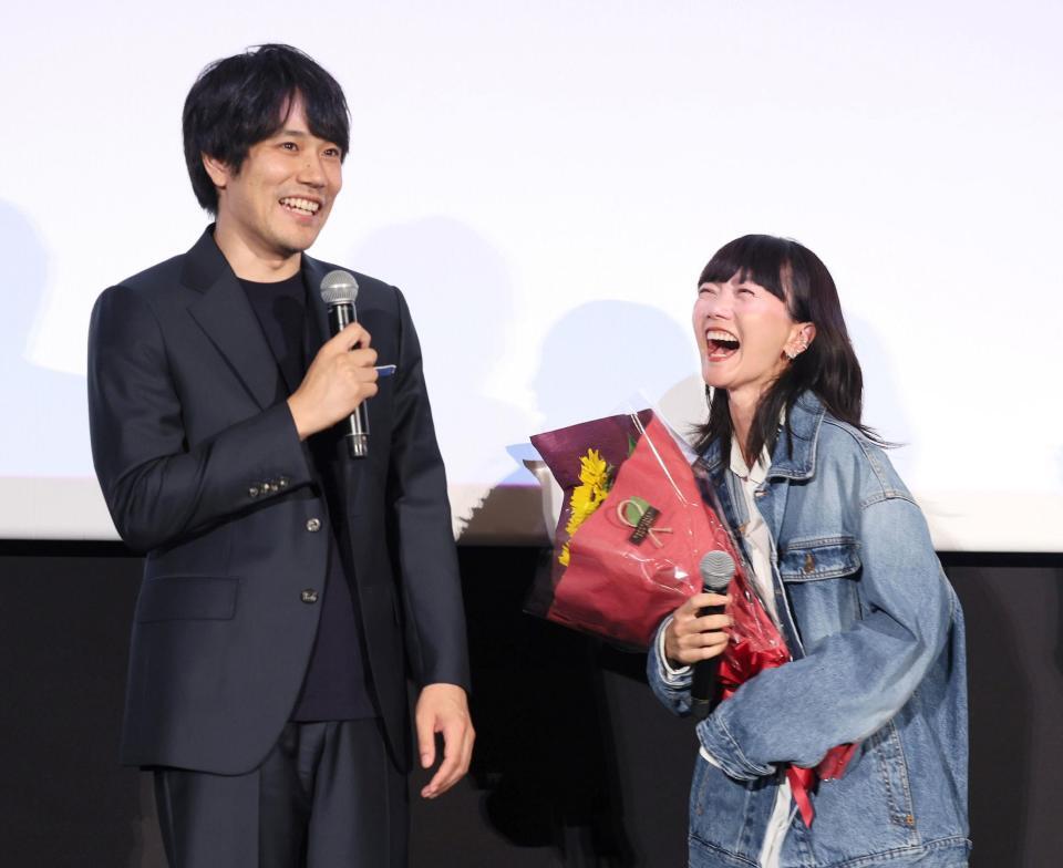 　ペ・ドゥナ（右）に花束を手渡す松山ケンイチ（撮影・石井剣太郎）