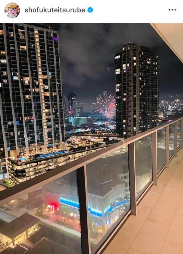 　ハワイの自宅からの年明け花火。２４年１月の鶴瓶のインスタグラム＠ｓｈｏｆｕｋｕｔｅｉｔｓｕｒｕｂｅより