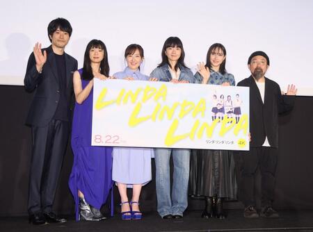 　舞台挨拶に登壇した（左から）松山ケンイチ、関根史織、前田亜季、ペ・ドゥナ、香椎由宇、山下敦弘監督（撮影・石井剣太郎）