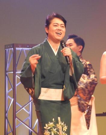 　共演者とともに熱唱する三山ひろし