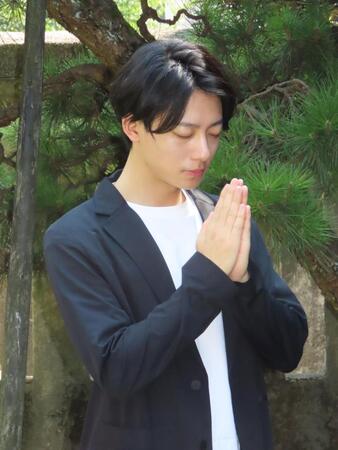 　お墓参りをする井上祐貴