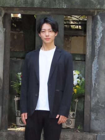 　お墓参りをする井上祐貴