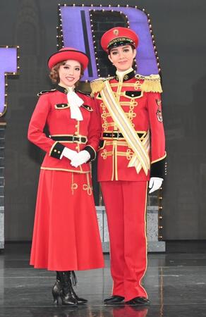 　新人公演を終え、フォトセッションに応じる帆華なつ海（左）と雅耀（撮影・高部洋祐）