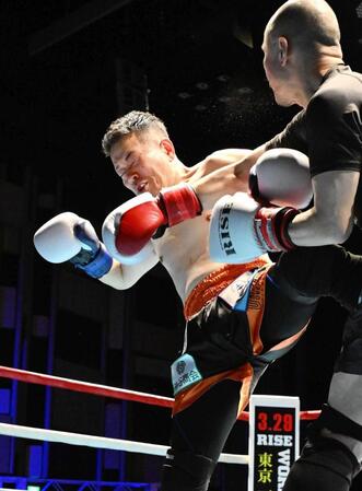 キックボクシングのアマチュア大会で若林元樹（左）からパンチを浴びる宮迫博之＝大手町三井ホール（２０２５年２月撮影）
