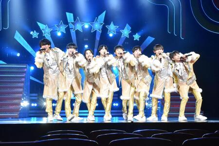 　全力でパフォーマンスするＢｏｙｓ　ｂｅ、（左から）嵜本孝太朗、中川惺太、北村仁太郎、上垣廣祐、岩倉司、千田藍生、亀井海聖、丸岡晃聖