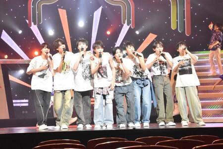 　全力でライブを行うＢｏｙｓ　ｂｅ、（左から）上垣廣祐、嵜本孝太朗、中川惺太、丸岡晃聖、北村仁太郎、岩倉司、亀井海聖、千田藍生