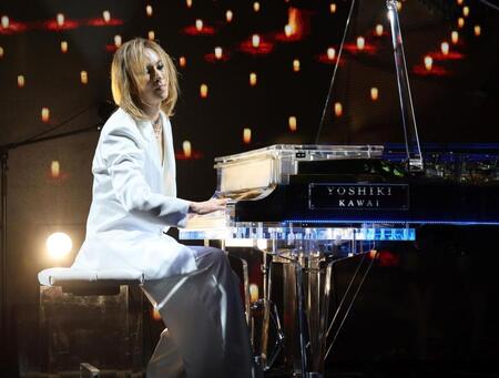 　ピアノを演奏するＹＯＳＨＩＫＩ（撮影・石井剣太郎）