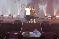 　チョコレートプラネット（下段）の結成20周年記念公演にサプライズ登場した八乙女光（左）と有岡大貴©吉本興業