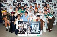 　チョコレートプラネット（前列中央）の結成２０周年記念ライブに集まった八乙女光（同左端）、有岡大貴（同右端）ら豪華メンバー（Ｃ）吉本興業