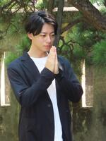 　お墓参りをする井上祐貴