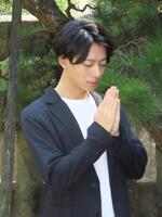 　お墓参りをする井上祐貴