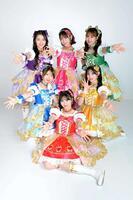 　かわいらしくポーズをとる超ときめき♡宣伝部（撮影・伊藤笙子）