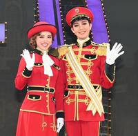 　新人公演を終え、笑顔で手を振る帆華なつ海（左）と雅耀（撮影・高部洋祐）