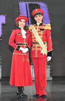 　新人公演を終え、フォトセッションに応じる帆華なつ海（左）と雅耀（撮影・高部洋祐）