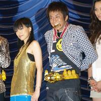 堀内健（左は相川七瀬）＝２００８年８月