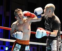 キックボクシングのアマチュア大会で若林元樹（左）にパンチを見舞う宮迫博之＝大手町三井ホール（２０２５年２月撮影）