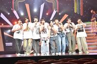 　全力でライブを行うＢｏｙｓ　ｂｅ、（左から）上垣廣祐、嵜本孝太朗、中川惺太、丸岡晃聖、北村仁太郎、岩倉司、亀井海聖、千田藍生